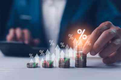 Mann mit Münzen - © Suriya - stock.adobe.com