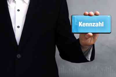 Smartphone mit Schriftzug Kennzahl - © MQ-Illustrations - stock.adobe.com