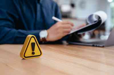 schwarzes Rufzeichen auf gelbem Dreieck - © Kannapat - stock.adobe.com