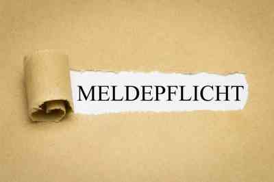 Aufgerissenes Papier mit Aufschrift Meldepflicht - © magele-picture - stock.adobe.com