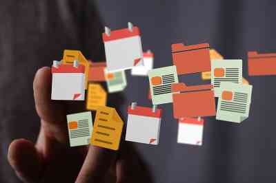 Hand hält digitale Dokumente - © vegefox.com - stock.adobe.com