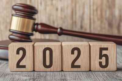 Richterhammer und Aufschrift 2025 - © deimos.az - stock.adobe.com