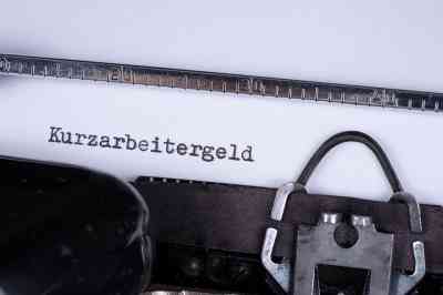 Schreibmaschine mit Aufschrift Kurzarbeitergeld - © kelifamily - stock.adobe.com