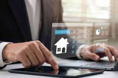 Mann arbeitet auf Tablet - © Nilofar - stock.adobe.com