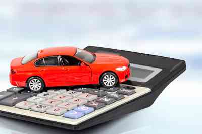 Modellauto auf Taschenrechner - © grinny - stock.adobe.com