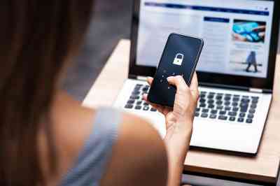 Frau mit Smartphone - © terovesalainen - stock.adobe.com
